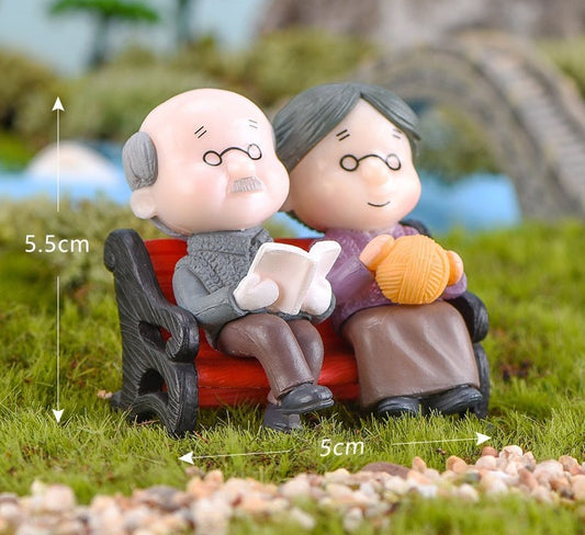 Aged / Old Couple Miniature M- 833